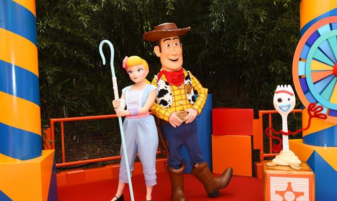 Betty e Woody recepcionam os visitantes da Disneyland Paris