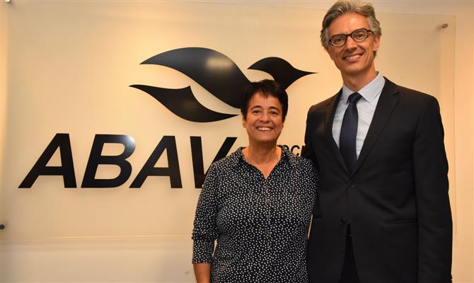 A presidente da Abav-RJ, Cristina Fritsch, ao lado do presidente da Clia Brasil, Marco Ferraz