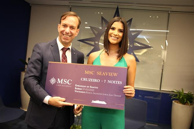 Adrian Ursilli, da MSC, entrega prêmio para Júlia Horta, Miss Brasil Be Emotion 2019