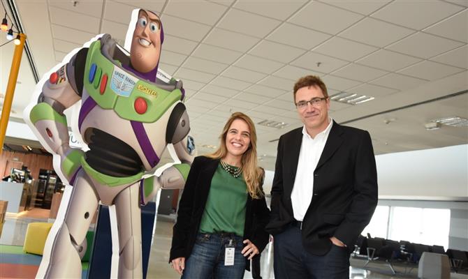 Louise Faleiro Garrido, gerente sênior de Marketing da Disney para a América Latina, e Fabio Marão, gerente de Marketing Interativo da Azul