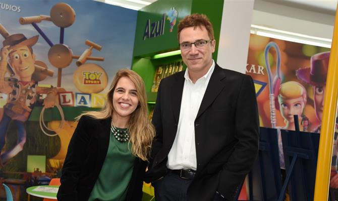 Louise Faleiros Garrido, gerente sênior de Marketing da Disney para a América Latina, e Fabio Marão,  gerente de Marketing Interativo da Azul