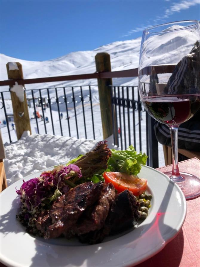 Carne com vinho é um dos mais procurados pelos hóspedes no frio do Valle Nevado