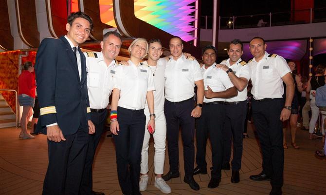 Medalhista olímpico Adam Rippon com tripulação durante cruzeiro em Ibiza, na Espanha