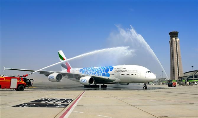 O A380 da Emirates foi recebido com um batismo d'água ao pousar em Mascate, capital de Omã