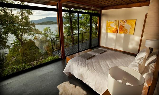 As janelas panorâmicas dão vista para o lago Villarrica