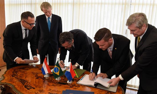Autoridades de Brasil e St. Maarten assinam acordo em Brasília