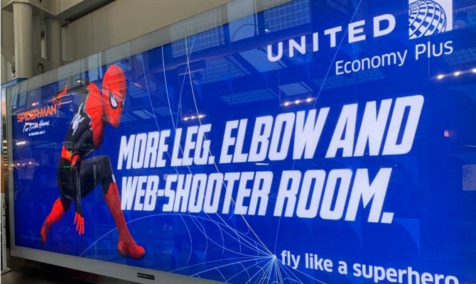 Publicidade no Aeroporto de Chicago, divulgando a classe Economy Plus