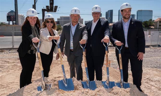 Christopher Beavor, da CAI Investments, e Michael Naft, do condado de Clark, com executivos da Marriott e Crescent Hotels