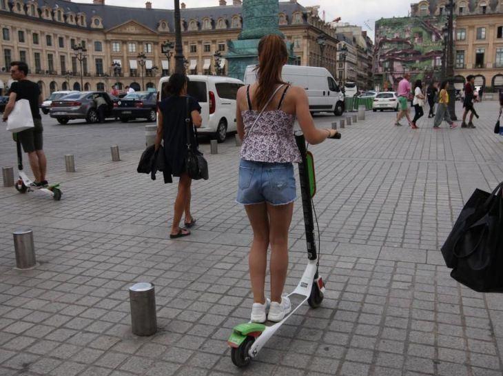 Estacionar os patinetes elétricos em locais proibidos pode gerar multa em Paris, na França