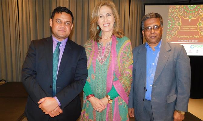 O cônsul geral da Índia no Brasil, Amit Mishra, a diretora da Raidho Viagens, Lucila Nedelciu, e o cônsul da cultura da Índia, Venugopal Ravuniarth