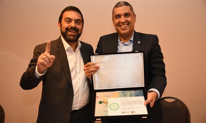 O diretor comercial da Chubb, Luis Torniero, entregou uma placa ao presidente da Intermac, Eduardo Aoki, para celebrar a parceria