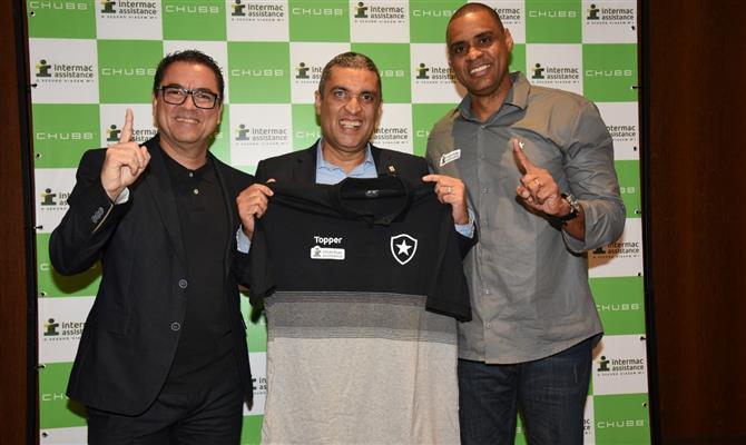 Narciso Cardoso, coach do Botafogo, com o presidente da Intermac, Eduardo Aoki, e o técnico de vôlei do Botafogo, Walner Santos