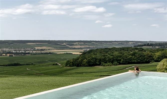 Vista da piscina do Royal Champagne Hotel & Spa, na França