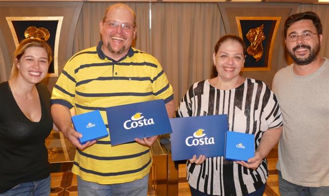 Cintia Carlotti e Fábio Guilhem, da Costa Cruzeiros, entregam prêmio de campeões de vendas a Ricardo e Daniele Pereira, da Central Marítima, de Fortaleza