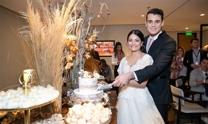 Noivos cortam bolo em casamento realizado no Galeão (RJ)
