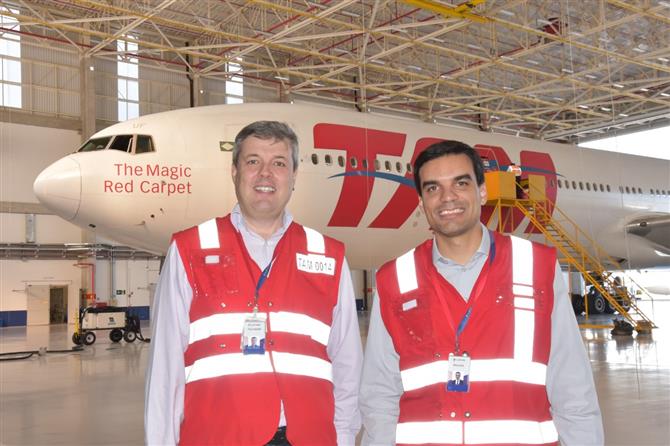 O gerente sênior de Manutenção da Latam Airlines Brasil, Fernando Almirall, e o diretor de Manutenção da empresa, Alexandre Peronti
