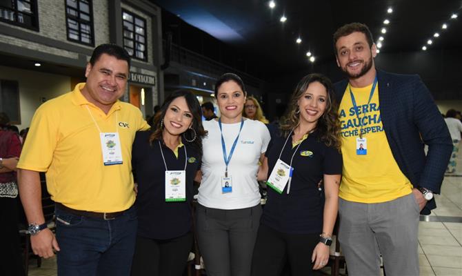 Clayton Lima e Thalita Carrião, da CVC, com Fernanda Meinerz, da Turistur, Luana Barbosa, da CVC, e Samuel Kist, da Turistur