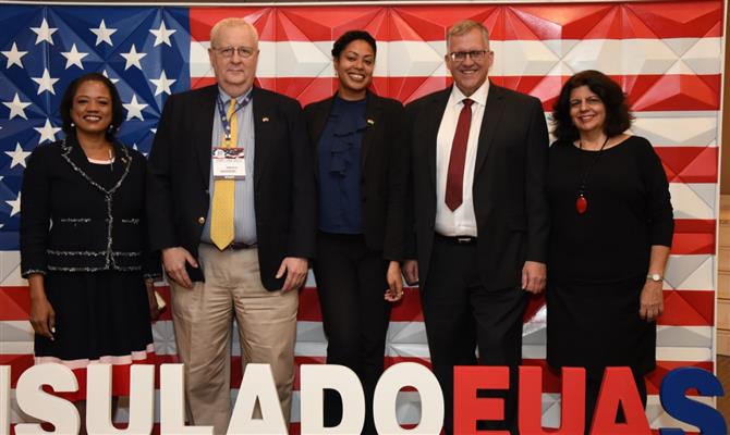 Camille Richardson, David Potter, Kennie Sommerville, Jonathan Ward, todos do Consulado dos EUA, ao lado de Jussara Haddad, que lidera o Visit USA<br><br>