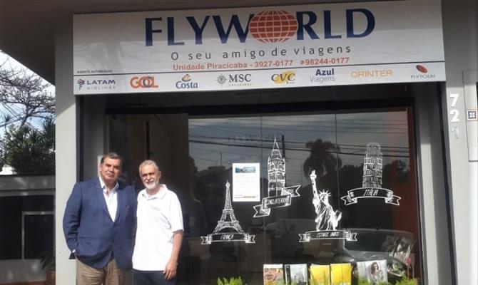 Paulo Atencia, da Flyworld, e o franqueado Paulo Cury