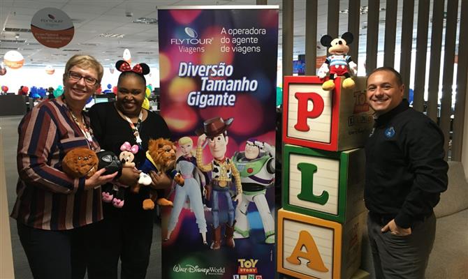 Bárbara Picolo, diretora de Produtos internacionais, Georgia Mariano, gerente de Produtos de EUA e Canadá, e Luiz Araújo, gerente da Disney Destinations no mercado brasileiro<br><br><br><br>