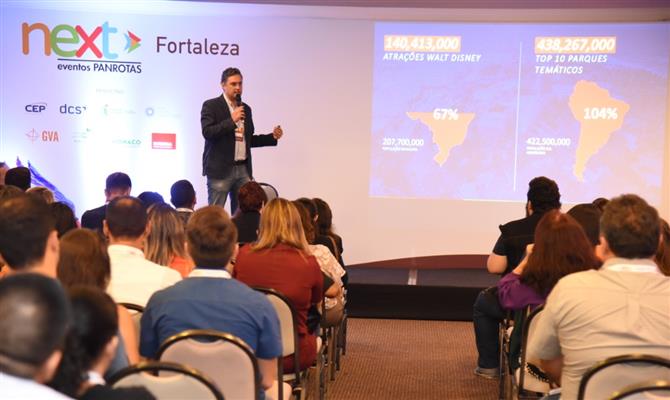 Murilo Pascoal durante apresentação no PANROTAS Next de Fortaleza