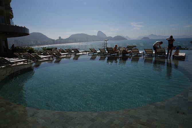 Uma das duas piscinas do Fairmont Copacabana