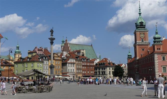 À direita, o imponente Castelo Real de Varsóvia, na região da Cidade Velha