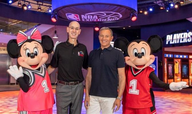 Adam Silver (Comissário da NBA) e Bob Iger (CEO da Disney) entre Minnie e Mickey Mouse