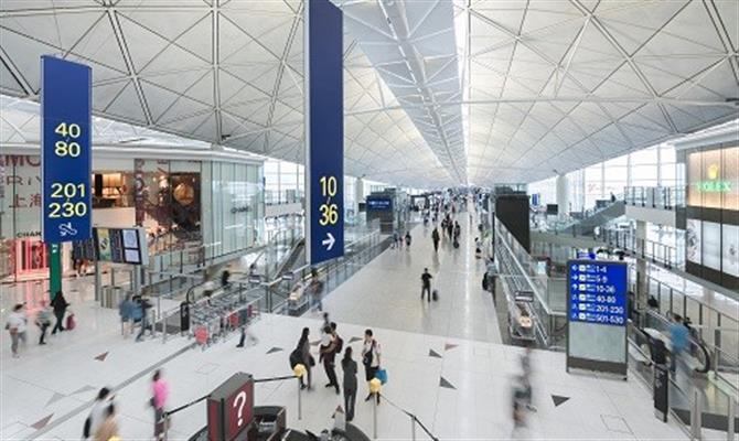 O aeroporto de Hong Kong fechou ontem (12) devido aos protestos, e reabriu nesta terça-feira