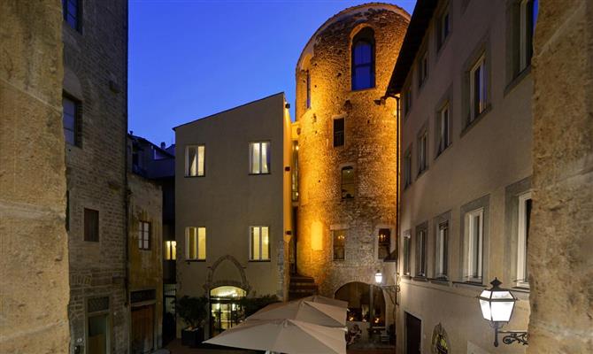 Na fachada do Hotel Brunelleschi, a histórica Torre della Pagliazza é o grande destaque