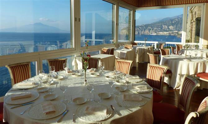 Vista do restaurante do Imperial Tramontano. Ao fundo, o Vesúvio