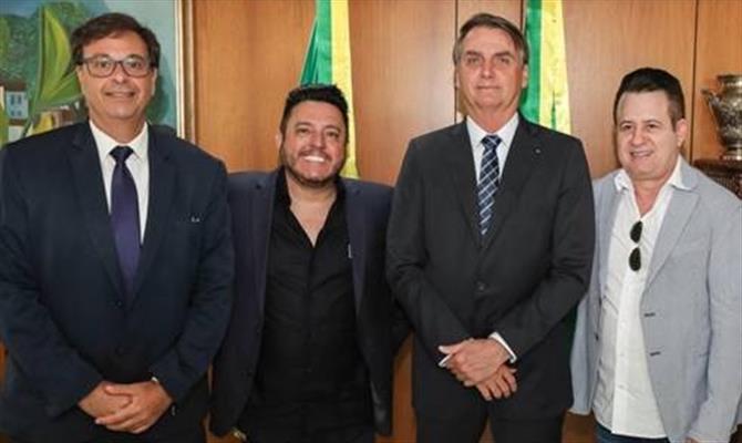 O presidente da Embratur Gilson Machado Neto e o presidente Jair Bolsonaro entre a dupla Bruno e Marrone