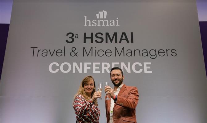 Gabriela Otto e Fernão Loureiro comemoram o sucesso de mais uma edição da HSMai Travel & Mice Managers Conference