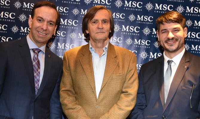 Jean-Philippe Perol, da Cap Amazon, entre Adrian Ursilli e Ignacio Palacios, da MSC Cruzeiros