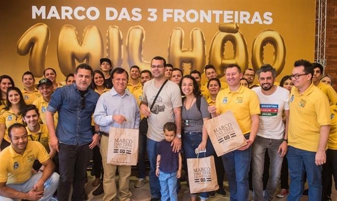 Funcionários comemoraram com família de Niterói (RJ), que bateu a marca de um milhão de visitantes