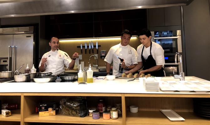 Os chef Max Sola e Felipe Quezada junto a equipe preparam pratos especiais para os convidados 