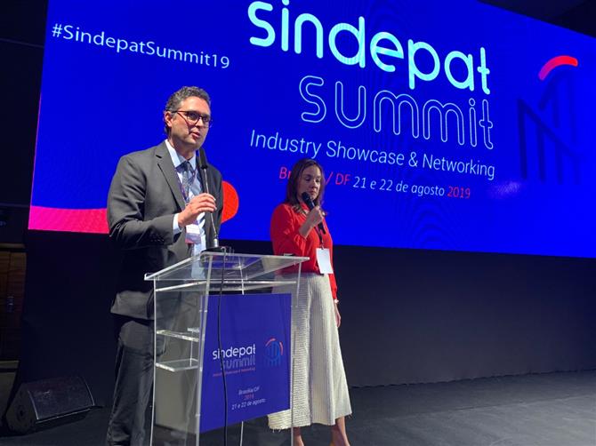 Murilo Pascoal, presidente do Sindepat, e a diretora Carol Negri, abrem o segundo dia do Summit 2019