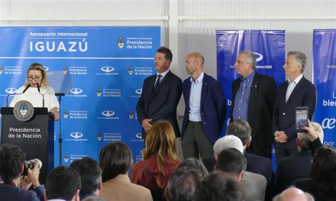 María José Hidalgo e Lisandro Menu Marque, da Air Europa, com o ministro dos Transportes, Guillermo Dietrich, o governador de Misiones, Hugo Passalacqua, e o presidente Macri