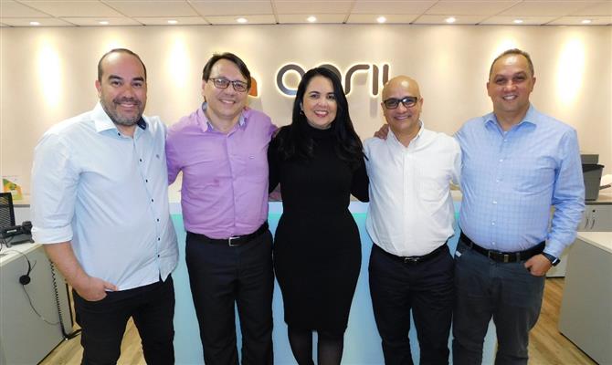 A diretora comercial da April Brasil, Claudia Brito, entre os gerentes comerciais André Silva, Fabio Lima, Carlos Silva e Celso Andrade