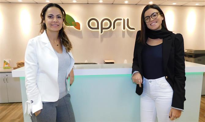 A superintendente de Marketing e Digital da April, Taís Mahalem, e a analista de Marketing Digital, Gabriella Roselli