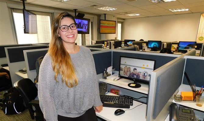 A analista de qualidade Flávia Lima responde agentes de viagens e clientes