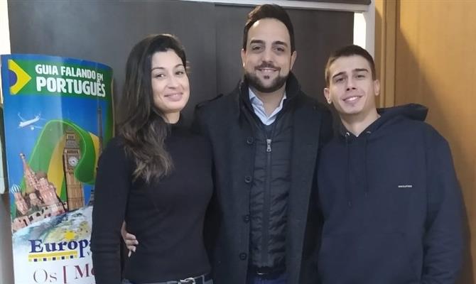 O gerente da Agaxtur Porto Alegre, Raphael Chrysostomo, entre os novos contratados, Tatiana Cursino e Lucas Paes
