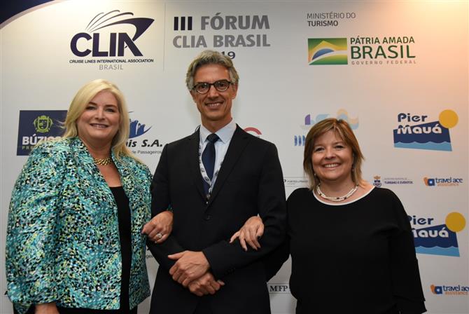 A presidente e CEO da Clia, Kelly Craighead, o presidente da Clia Brasil, Marco Ferraz, e a chair Brasil, Estela Farina