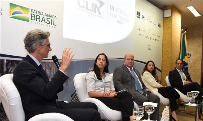 Marco Ferraz, da Clia Brasil, Viviane Vilela Marques Barreiras, da Anvisa, Bud Darr, da MSC, Jennyfer Tsai, do Codesp, e André Pitaguari Germanos, do Ministério do Meio Ambiente