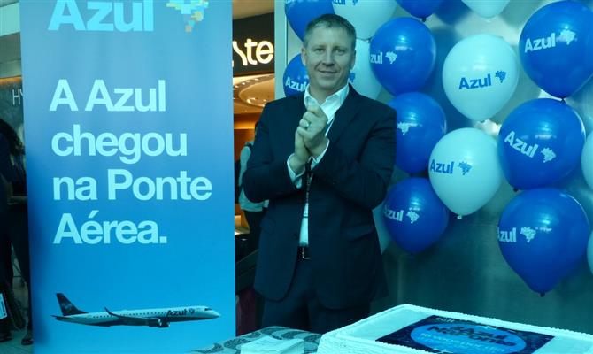 O presidente da Azul, John Rodgerson, comemorou o primeiro pouso da Azul do aeroporto de Congonhas (SP) para o Santos Dumont (RJ)