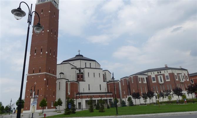 O Santuário Santo João Paulo II, construído na Cracóvia em homenagem ao papa polonês