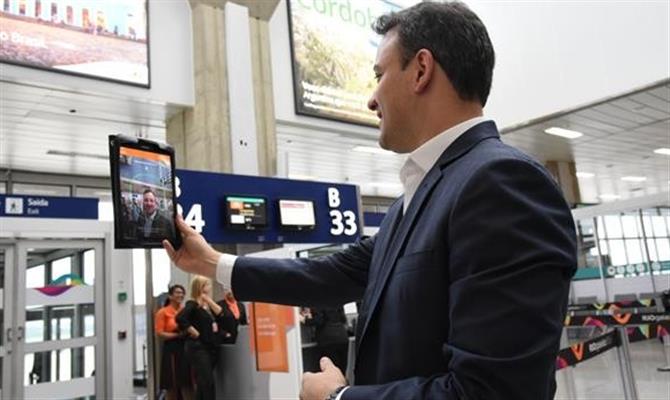 O diretor de Aeroportos da Gol, José Luiz Belixior, cadastrando-se na biometria facial