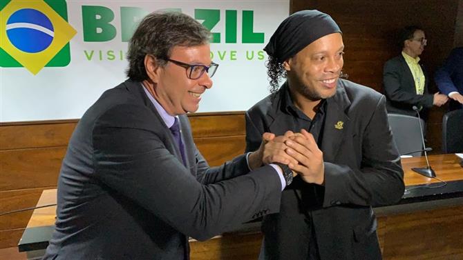 O presidente da Embratur, Gilson Machado, com o jogador Ronaldinho Gaúcho, um dos embaixadores do Turismo