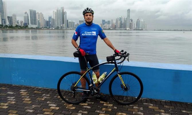 Carlos Antunes com sua bicicleta na Cidade do Panamá