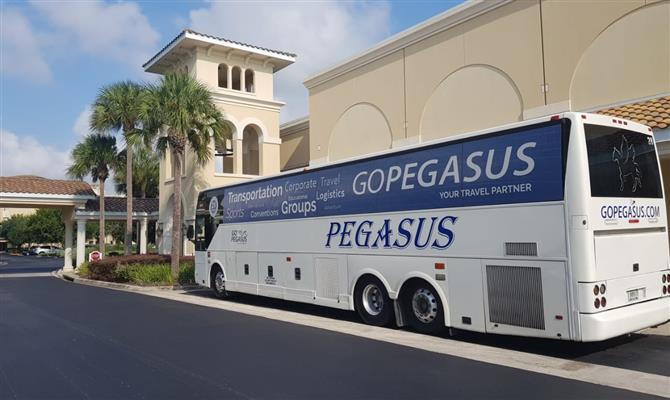 Participante da feira, a Pegasus também é a transportadora oficial do La Cita de Las Americas para passeios e traslados. Acima, ônibus adesivado com os serviços da Go Pegasus